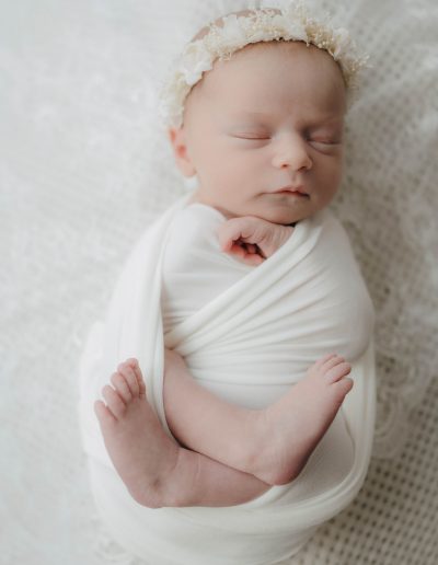 Wunderschön gepucktes Baby mit Haarband