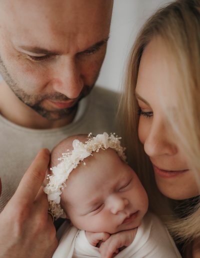 Eltern kuscheln mit gepucktem Baby