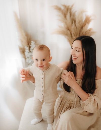 Mama und Tochter lachen