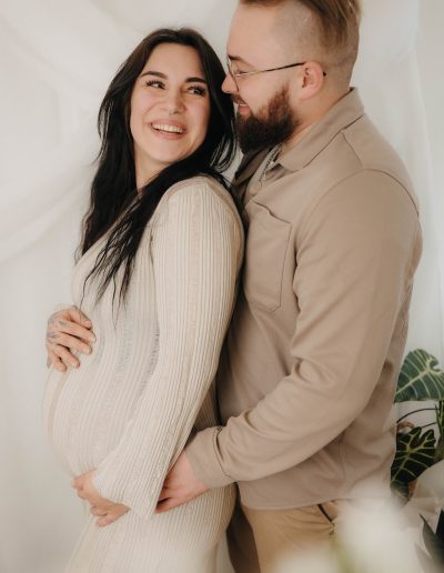 Babybauchshooting indoor mit schönen Kleidern
