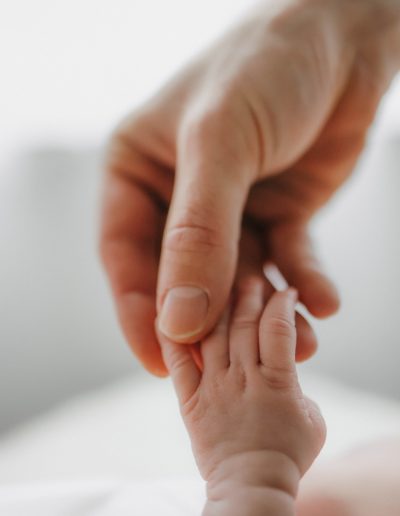 Detailfoto, Papa hält die Hand vom Baby